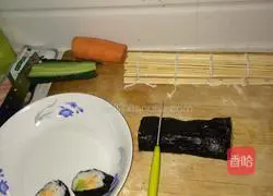 Illustration of how to make meat floss sushi 5