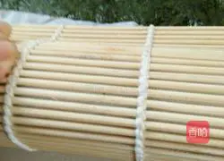 Illustration of how to make fruit sushi 5