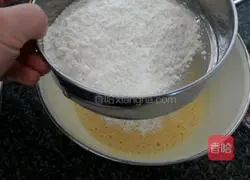 Illustration of how to make orange jam cake roll 3