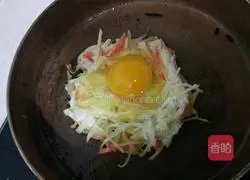Illustration of how to make egg pancakes with shredded potatoes 6