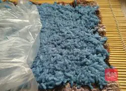 Illustration of how to make butterfly pea pineapple sushi 5