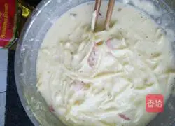 Illustration of making red sausage, shredded potato and egg pancakes 3