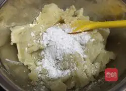 Illustration of how to make salt and pepper potato pancakes 4