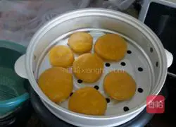 Illustration of how to make steamed glutinous rice flour pumpkin cakes 11