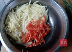 Illustration of how to make shredded potato bell pepper cake 1