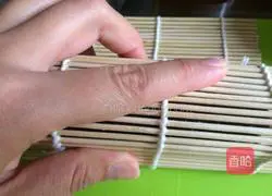 Illustrations of how to make simple sushi at home 10