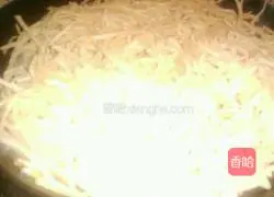 Illustration of how to make stir-fried pancakes with garlic sprouts and beans 6