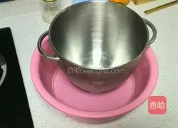 Illustration of how to beat 10-inch whole eggs for sponge cake 3