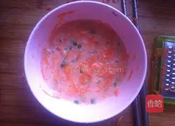 Illustration of how to make carrot and egg pancakes 4