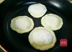 Illustration of how to make pepper and eggplant pie 12