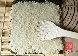 Illustration of how to make fruit and vegetable duck egg sushi rolls 10