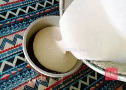 Illustration of how to make yogurt jelly cheesecake 8