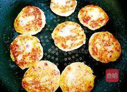 Illustration of how to make bacon potato pancakes 12