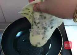 Illustration of how to make scallion pancakes 6