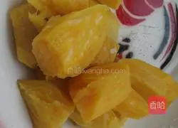 Illustration of how to make sweet potato, glutinous rice and shredded coconut cake 3