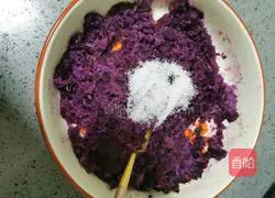 Illustration of how to make glutinous rice cakes with purple sweet potato and bean paste 6