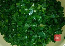 Illustration of how to make chive pancakes 3