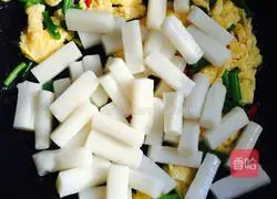 Illustration of how to make fried rice cakes with eggs 13