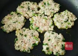 Illustration of how to make golden needle meat pie 5