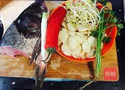 Illustration of how to make fish head stewed bean cake 2