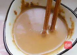 Illustration of how to make electric baking pan version of sesame paste cake 4