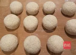 Illustration of how to make cumin beef crispy biscuits 11