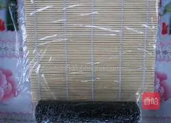 Illustration of how to make vegetable sushi rolled in milk 6