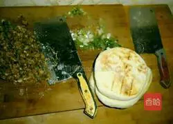 Illustration of how to make meat patties 11