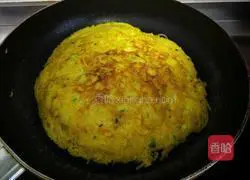 Illustration of how to make potato shredded egg pancake 14