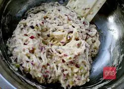 Illustration of how to make purple cabbage and radish cake 5