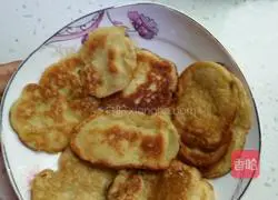 Illustration of how to make banana egg pancake 7
