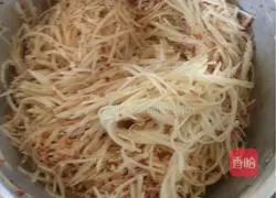 Illustration of how to make potato shredded cake 4