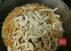 Illustration of how to make tomato and bean sprouts braised cake 7