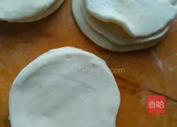 Illustration of how to make burrito crust 3