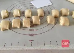 Illustration of how to make shortbread with red bean paste filling 8