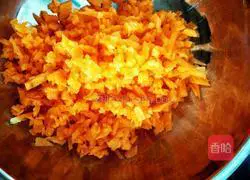 Illustration of how to make horseshoe pork pie 2