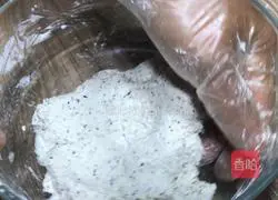 Illustration of making cheese multi-grain bean dregs cake 3