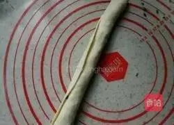 Illustration of how to make scallion pancake 9