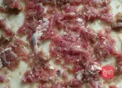 Illustration of how to make onion and beef layer cakes 4