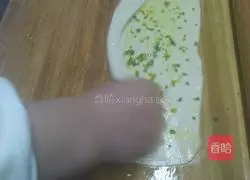 Illustration of how to make scallion pancake 6
