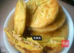 Illustration of how to make pork and green onion pancakes 7