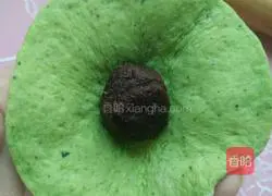 Illustration of how to make small leaf bean paste cake 8