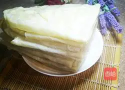 Illustration of how to make shredded pork burritos with Beijing sauce 11