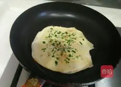 Illustration of how to make onion pancakes 7