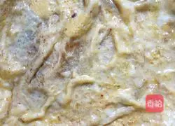 Illustration of how to wrap banana slices in egg pancakes 3