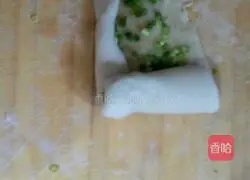Illustration of how to make hot scallion pancakes 7
