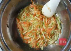 Illustration of how to make horned melon and carrot egg cake 2