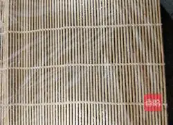 Illustration of how to make red dragon fruit and banana sushi 6