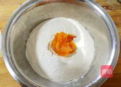 Illustration of how to make black sesame and sweet potato dough cake 10