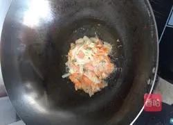 Illustration of how to make carrot and potato shredded pancakes 7